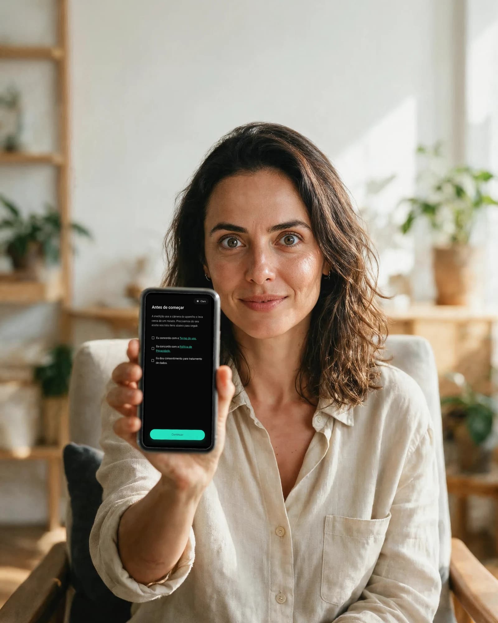 Uma pessoa sentada em casa mostrando no celular a tela de aceites do mapeamento de saúde